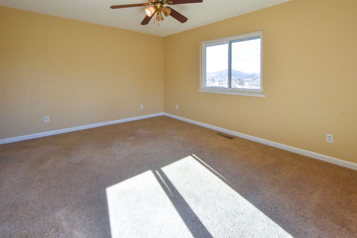 748 Meadowlark Ln.