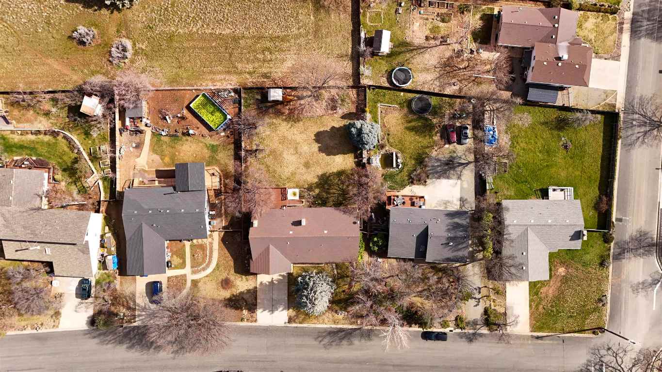 748 Meadowlark Ln.