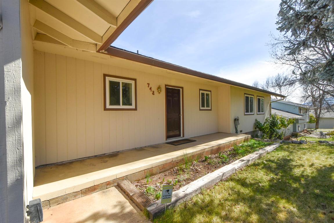 748 Meadowlark Ln.