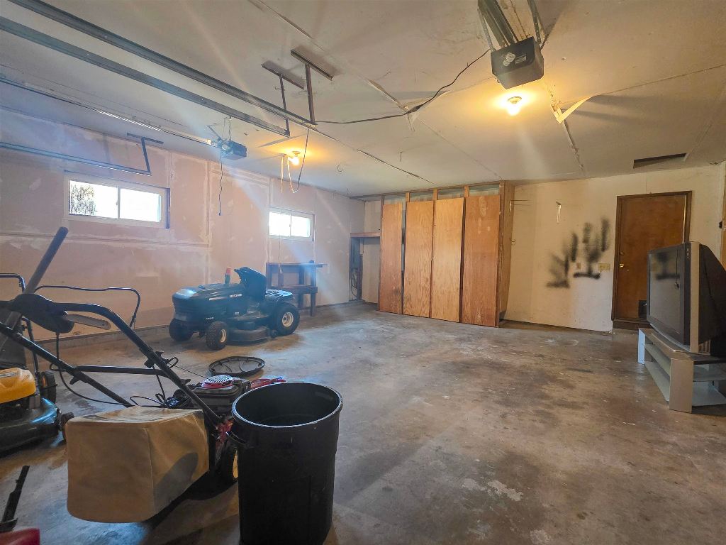 748 Meadowlark Ln.