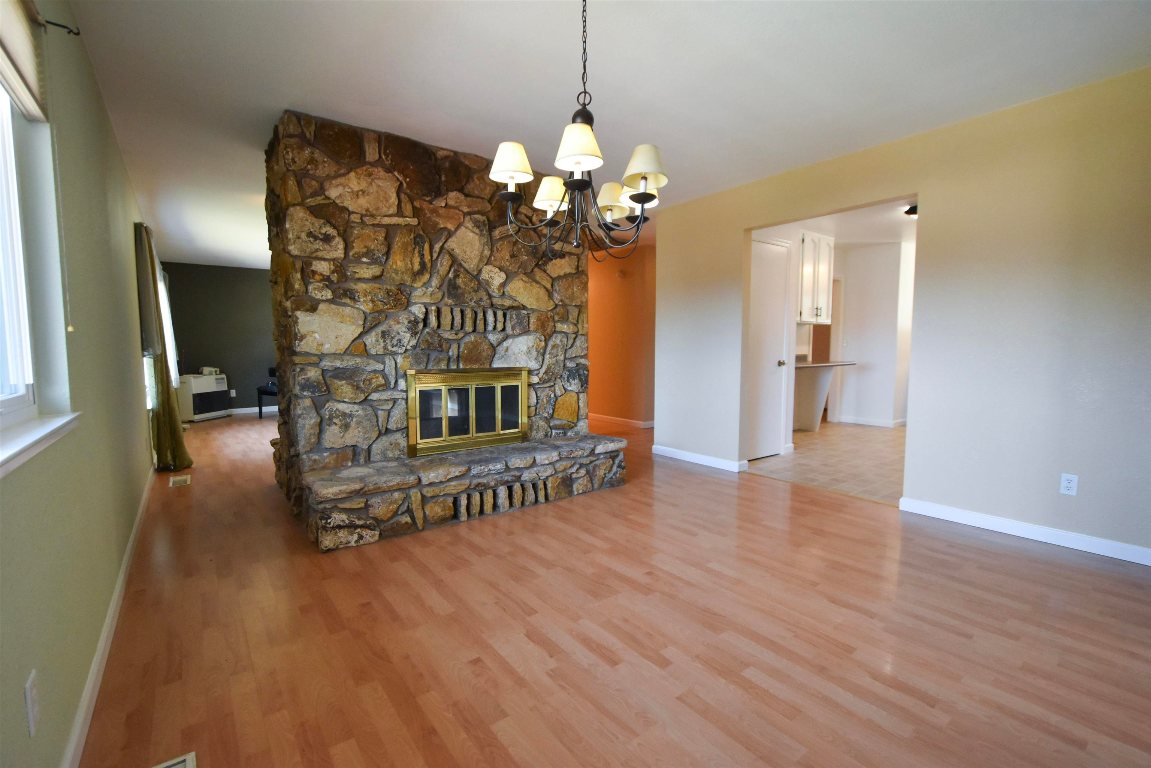 748 Meadowlark Ln.