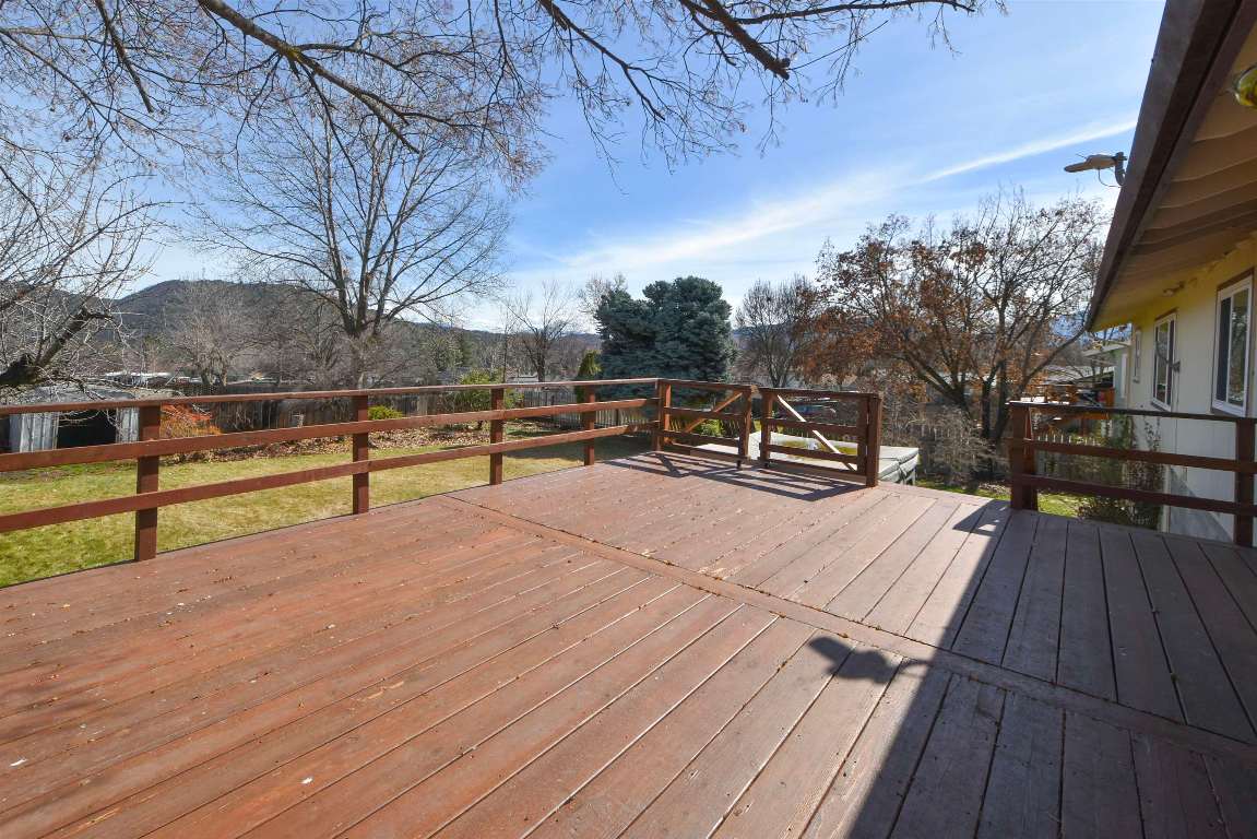 748 Meadowlark Ln.