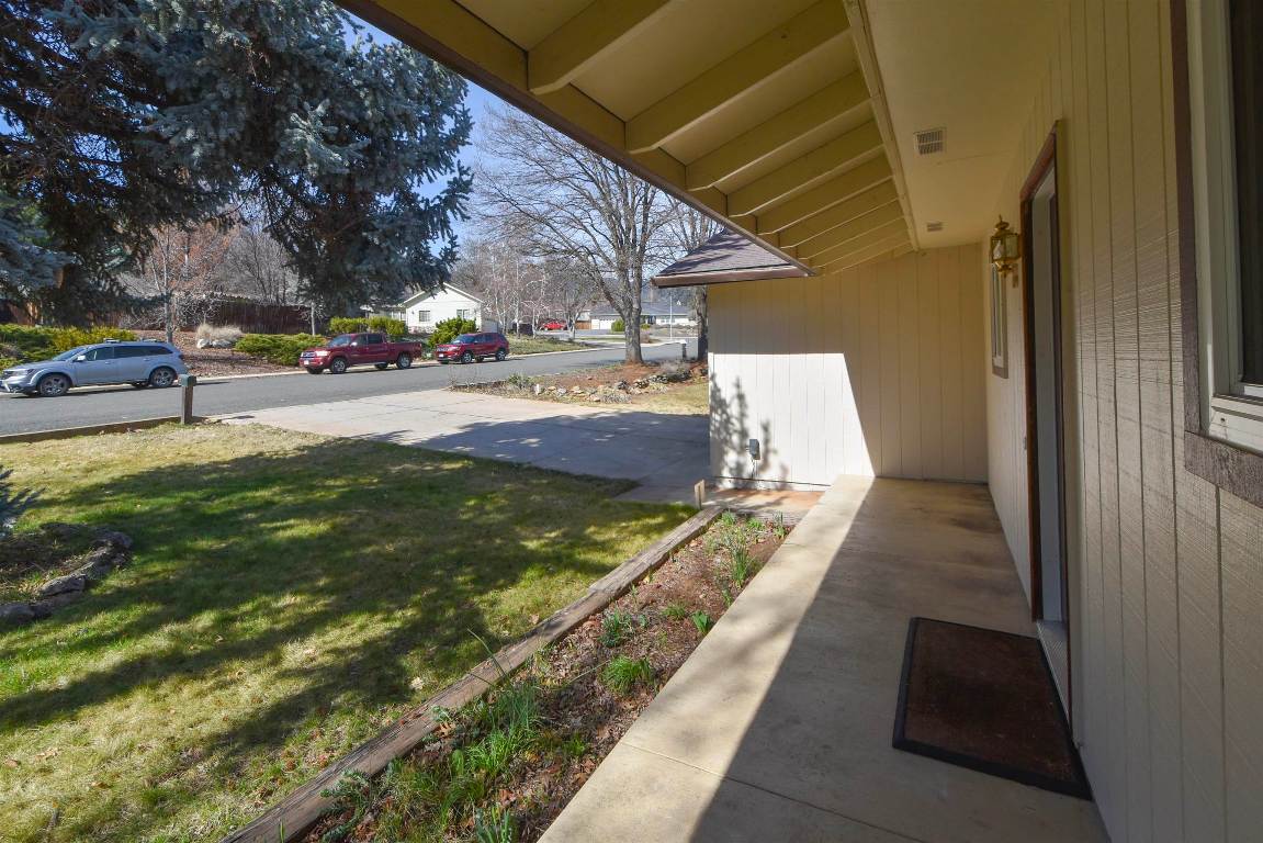 748 Meadowlark Ln.