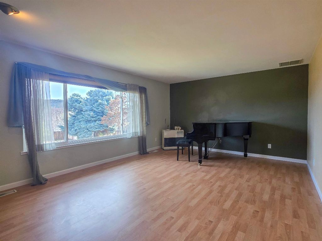 748 Meadowlark Ln.