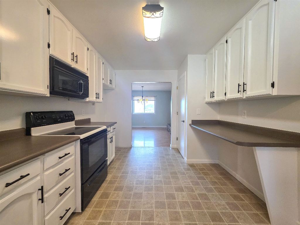 748 Meadowlark Ln.