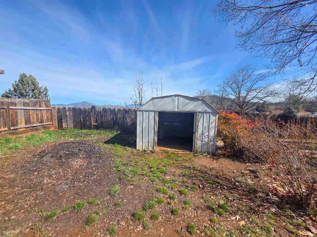 748 Meadowlark Ln.