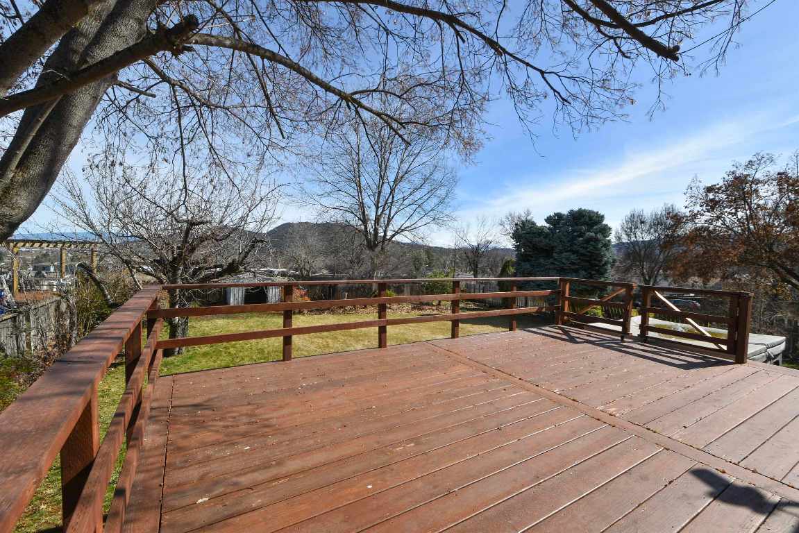 748 Meadowlark Ln.