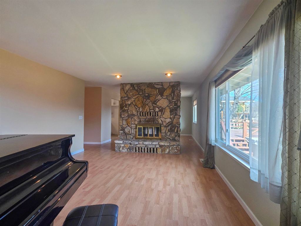 748 Meadowlark Ln.