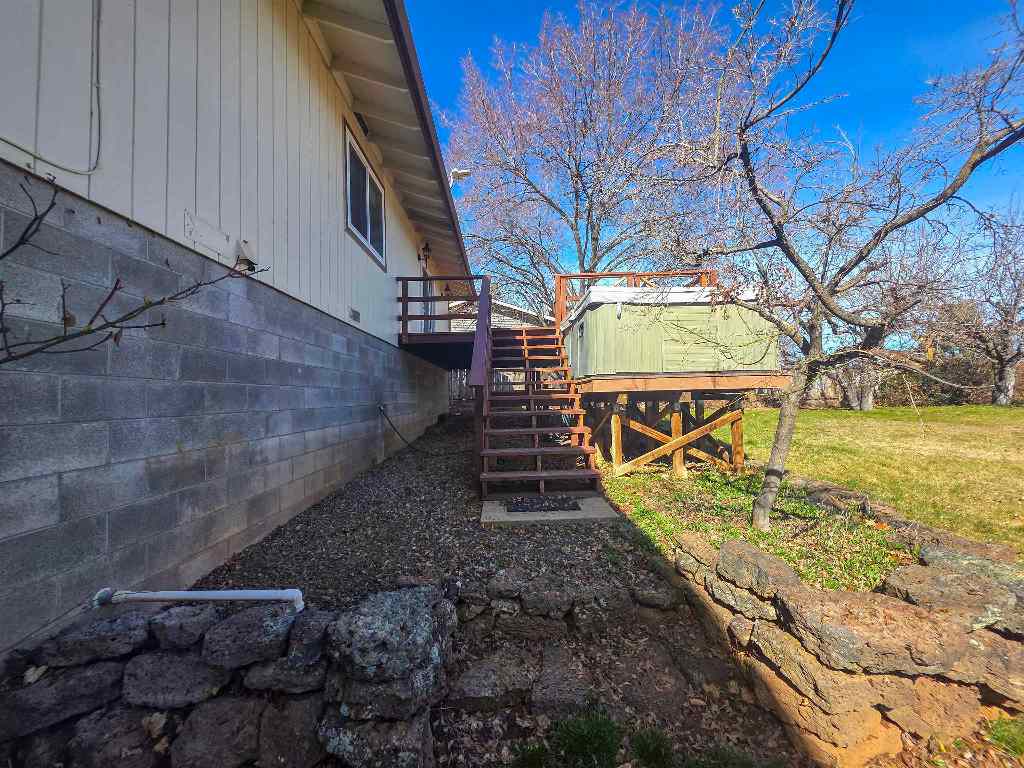 748 Meadowlark Ln.