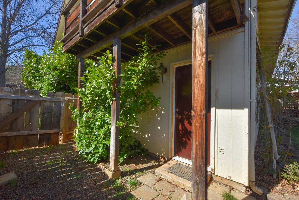 748 Meadowlark Ln.