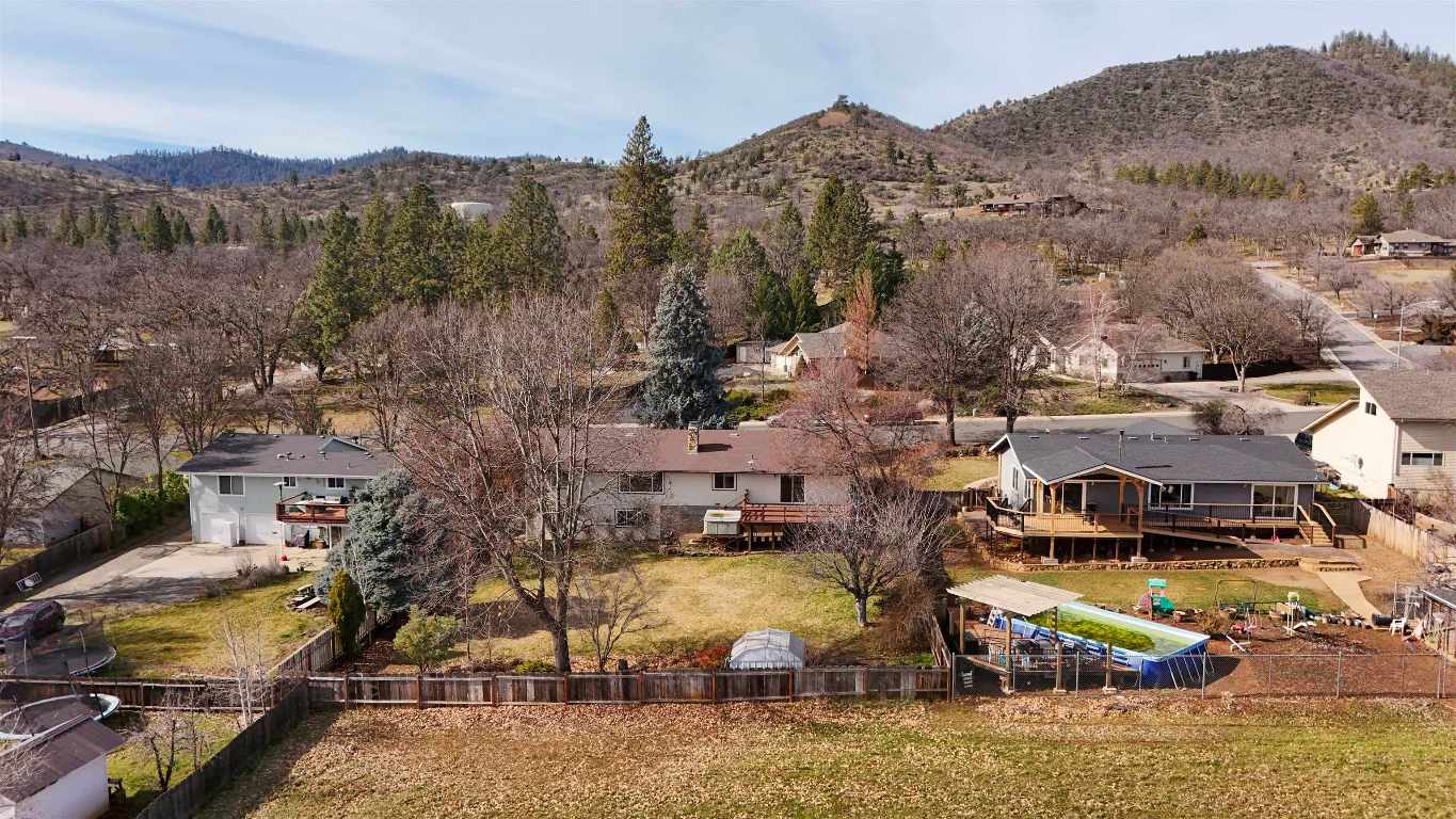 748 Meadowlark Ln.