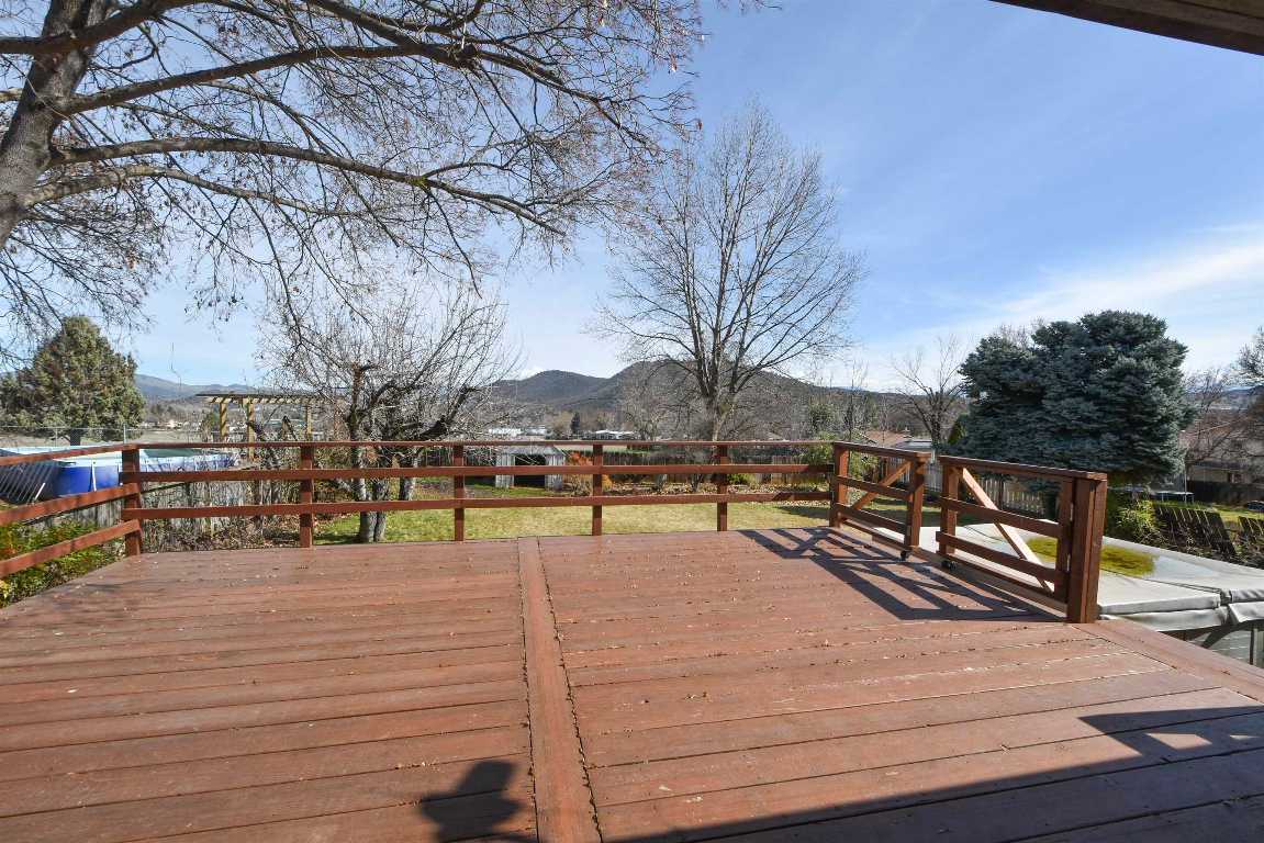 748 Meadowlark Ln.