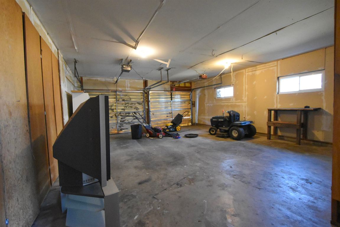 748 Meadowlark Ln.