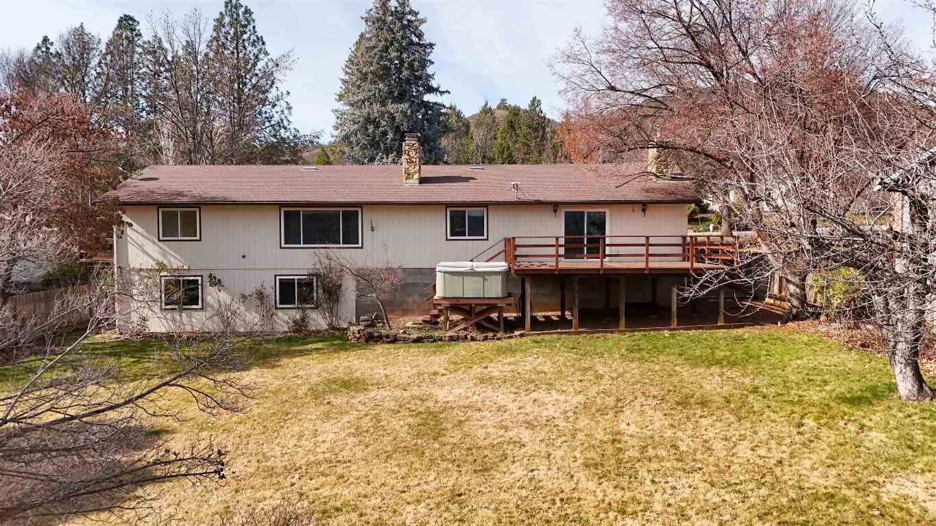 748 Meadowlark Ln.
