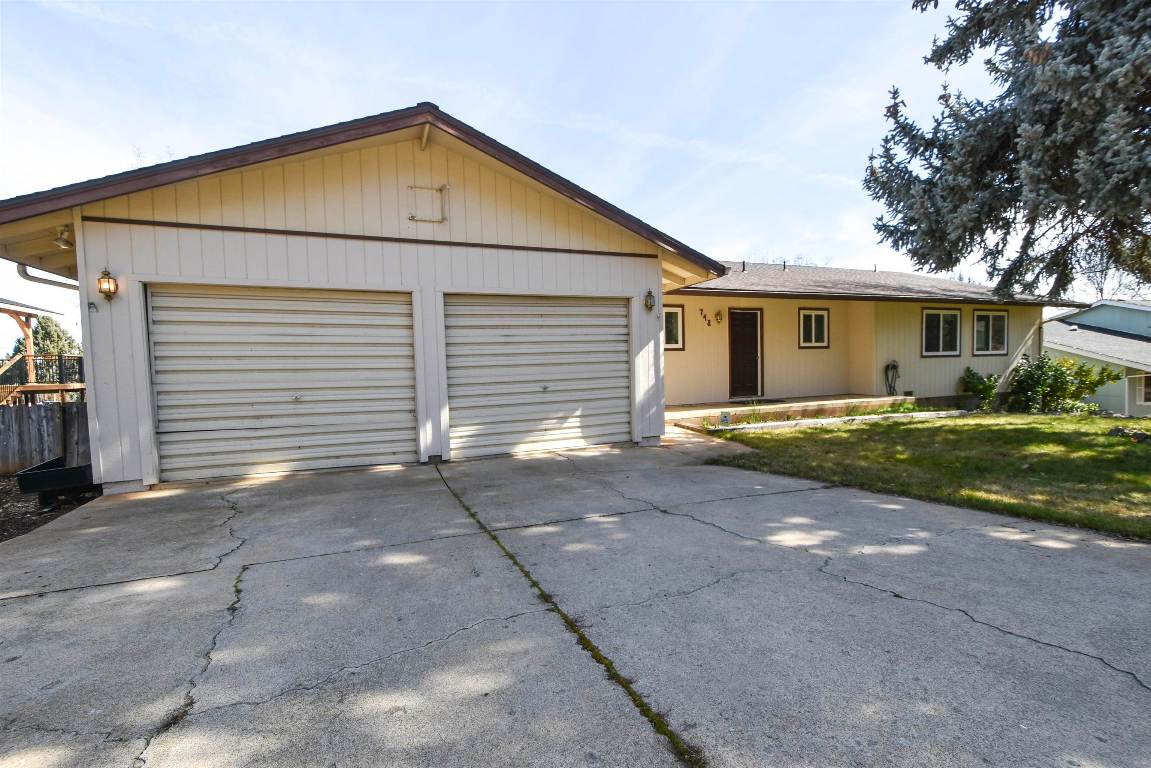 748 Meadowlark Ln.