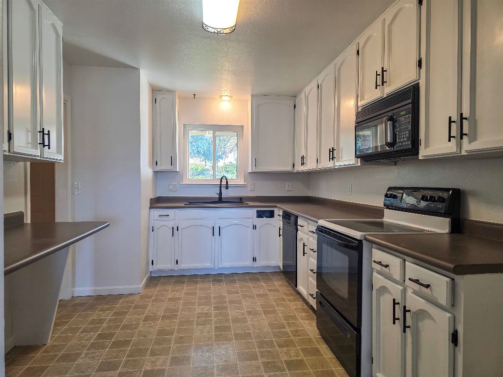 748 Meadowlark Ln.
