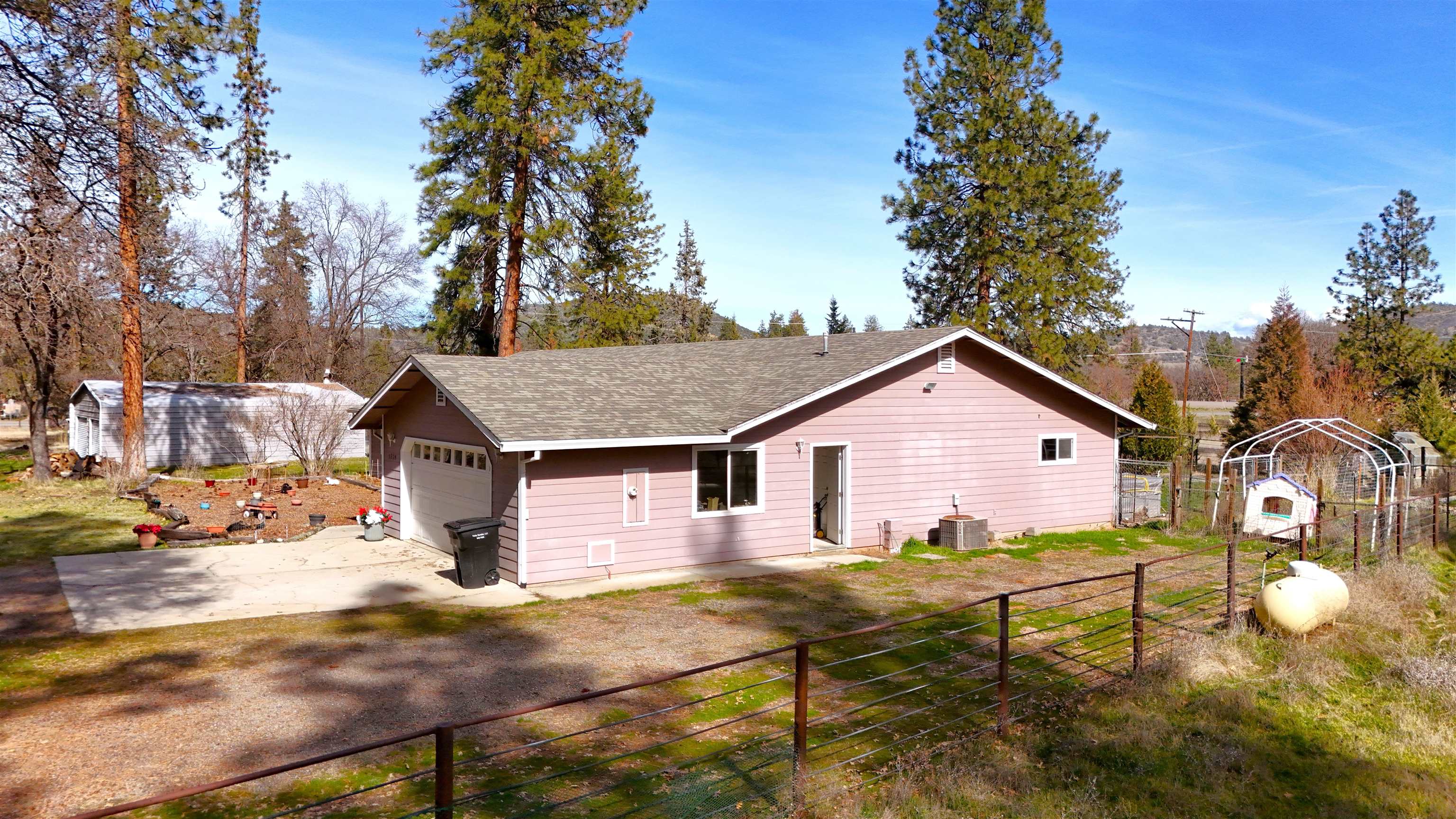 5328 Woodland Dr.