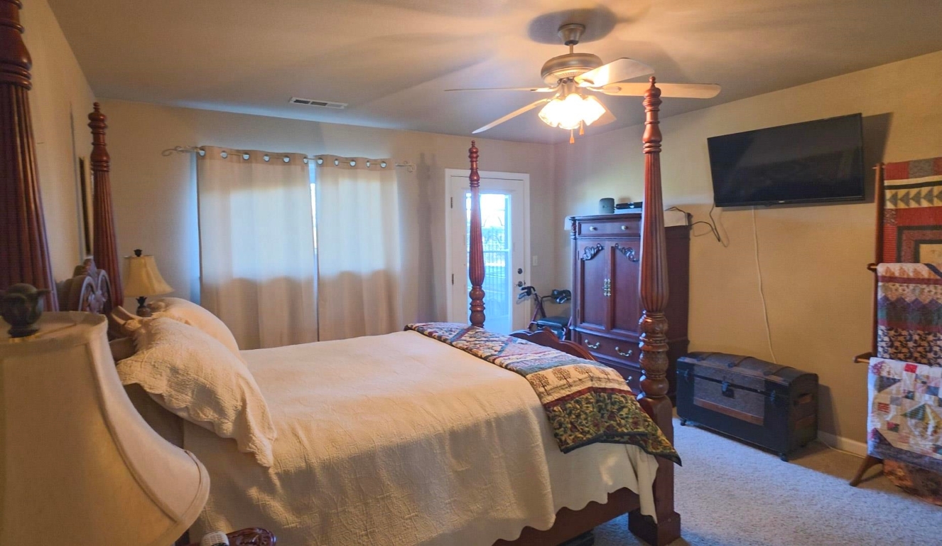 5328 Woodland Dr.