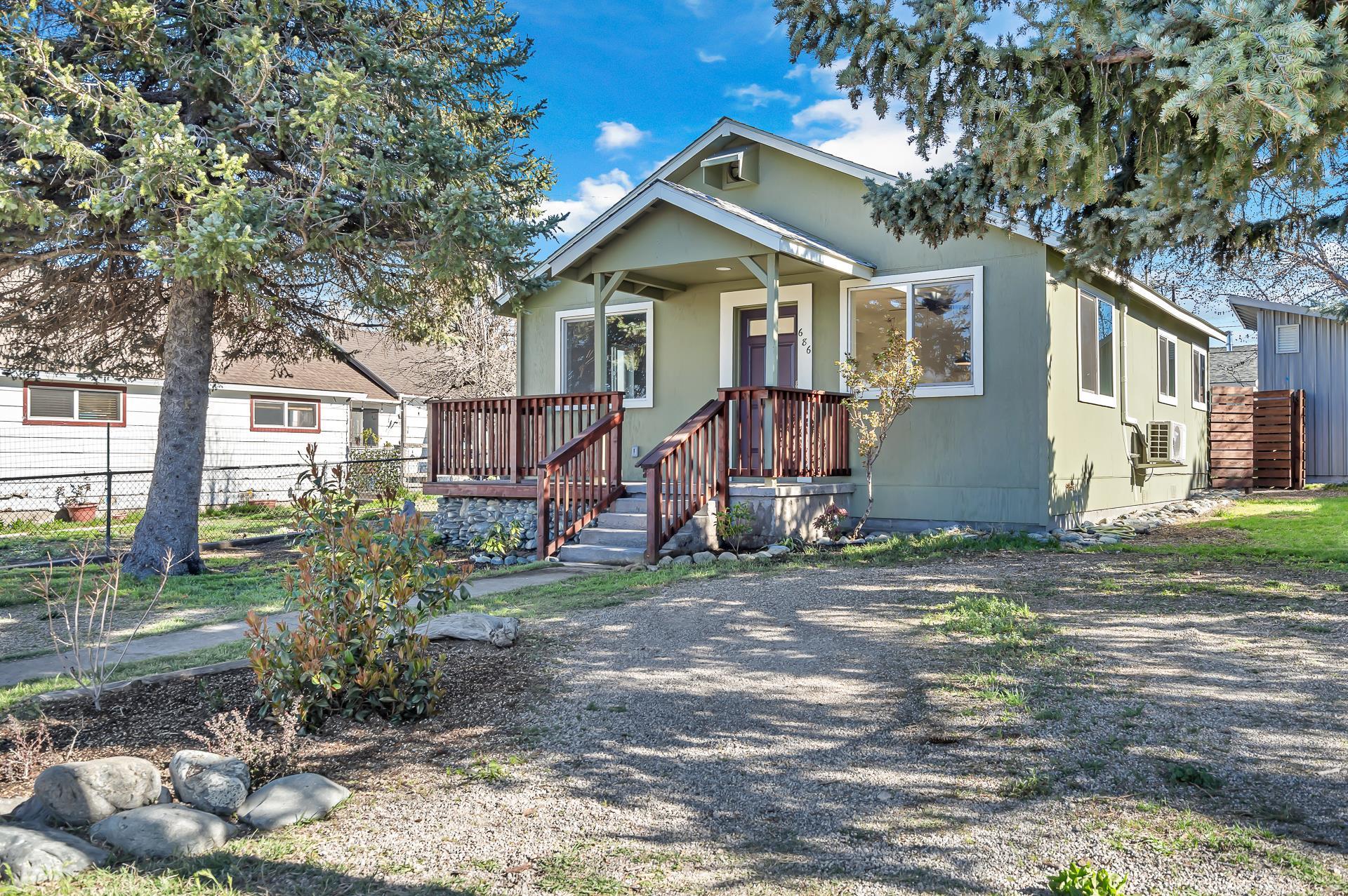 686 Spur St.