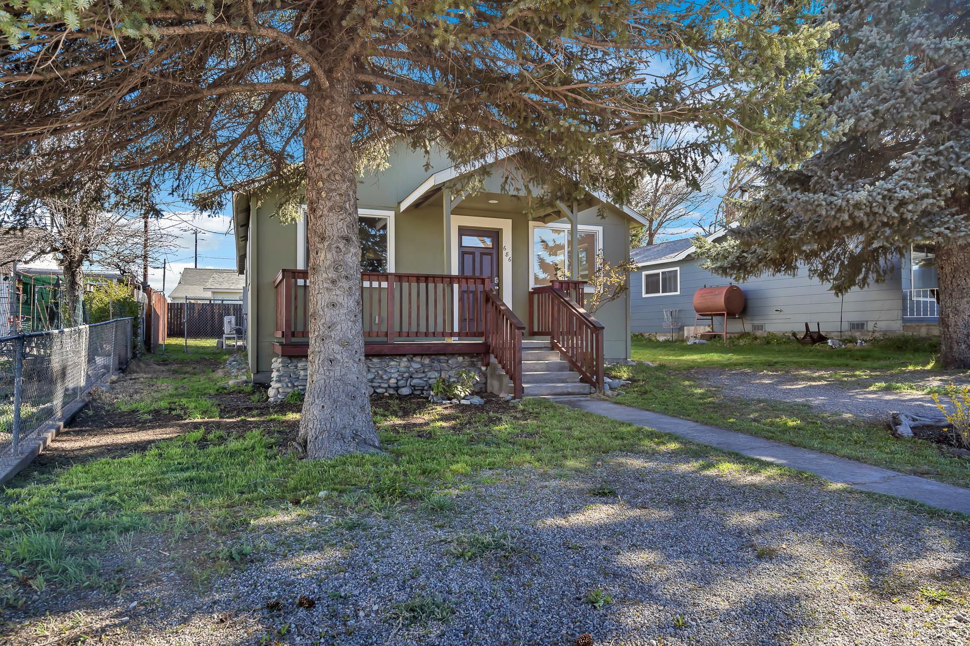 686 Spur St.
