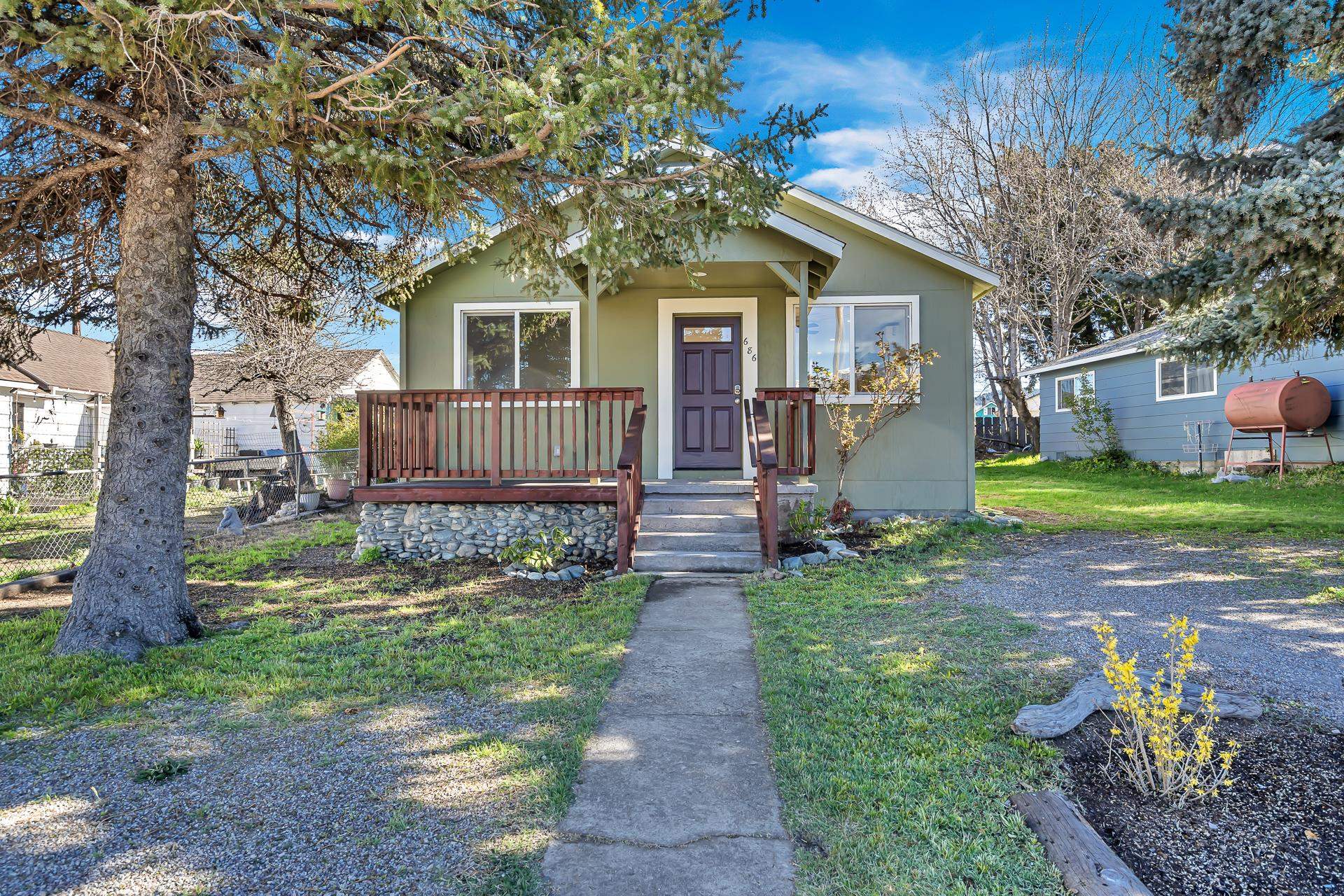 686 Spur St.