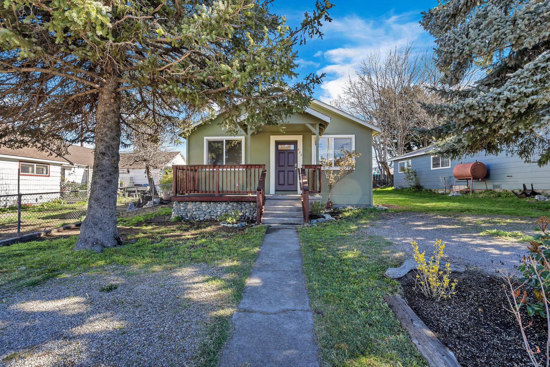 686 Spur St.