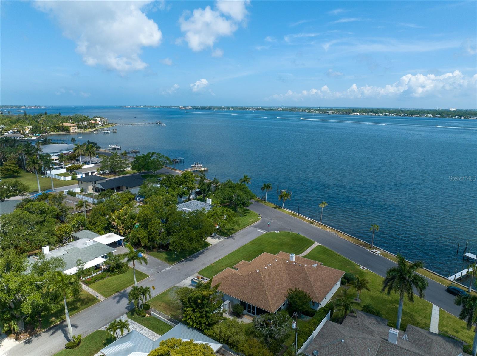 2305 RIVERVIEW BLVD