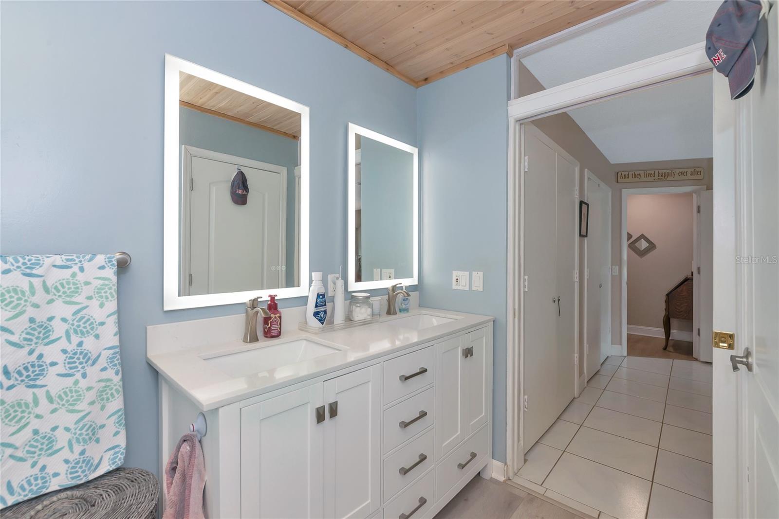 1403 VIOLA DR