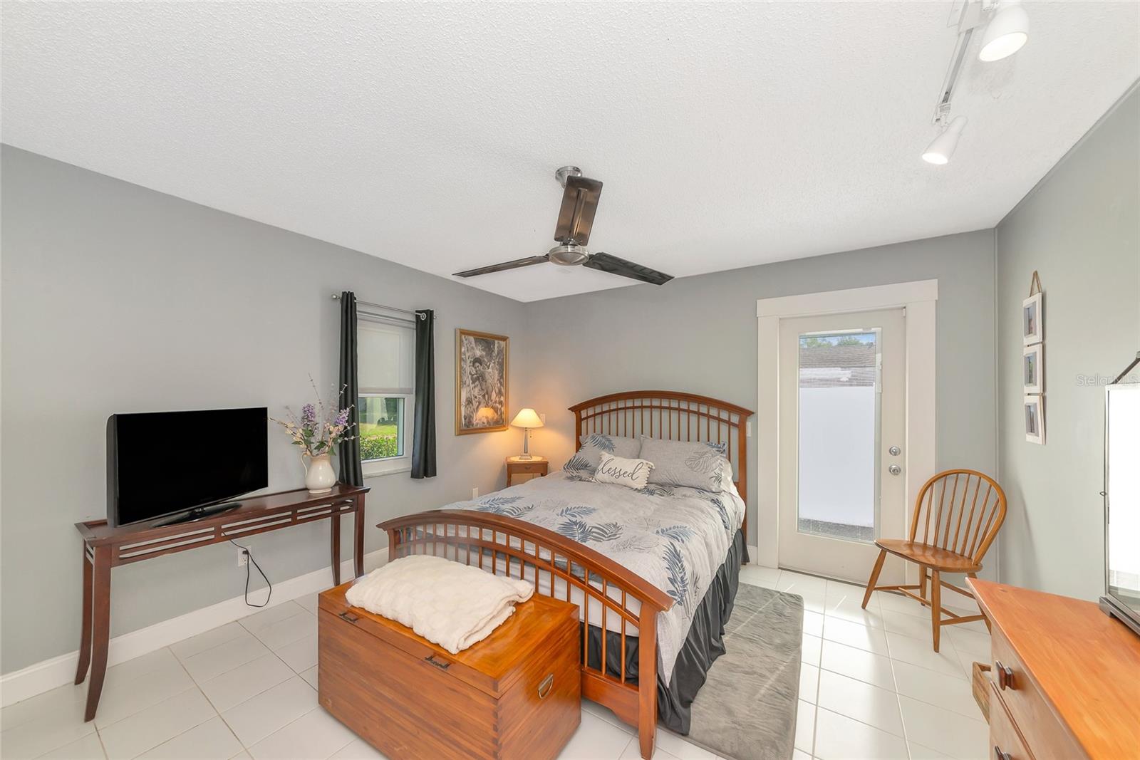 1403 VIOLA DR