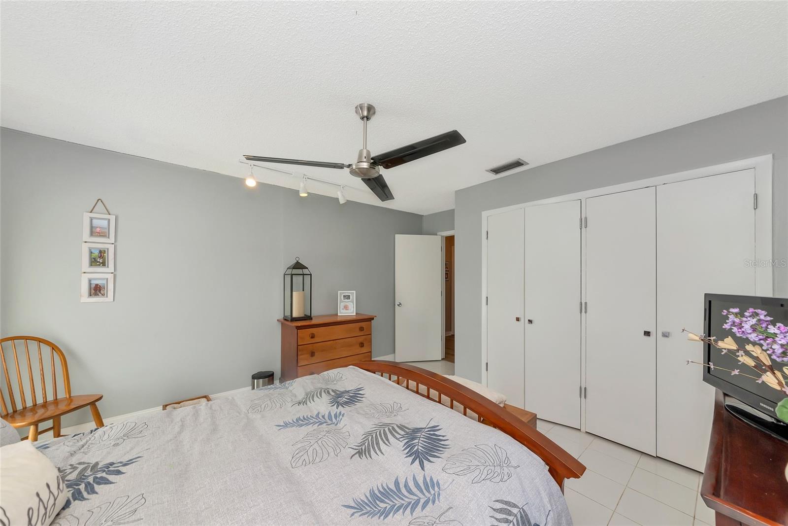 1403 VIOLA DR