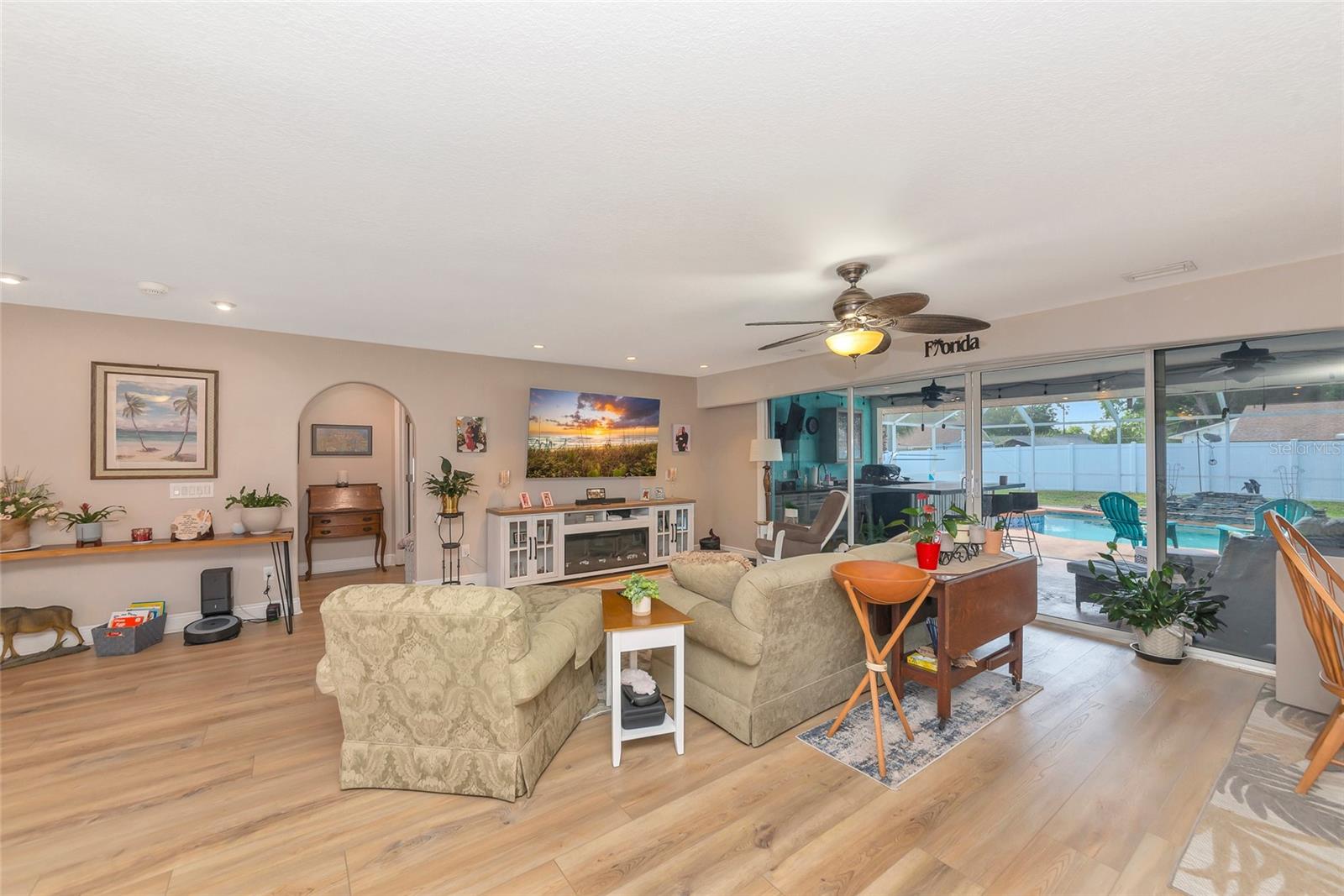 1403 VIOLA DR