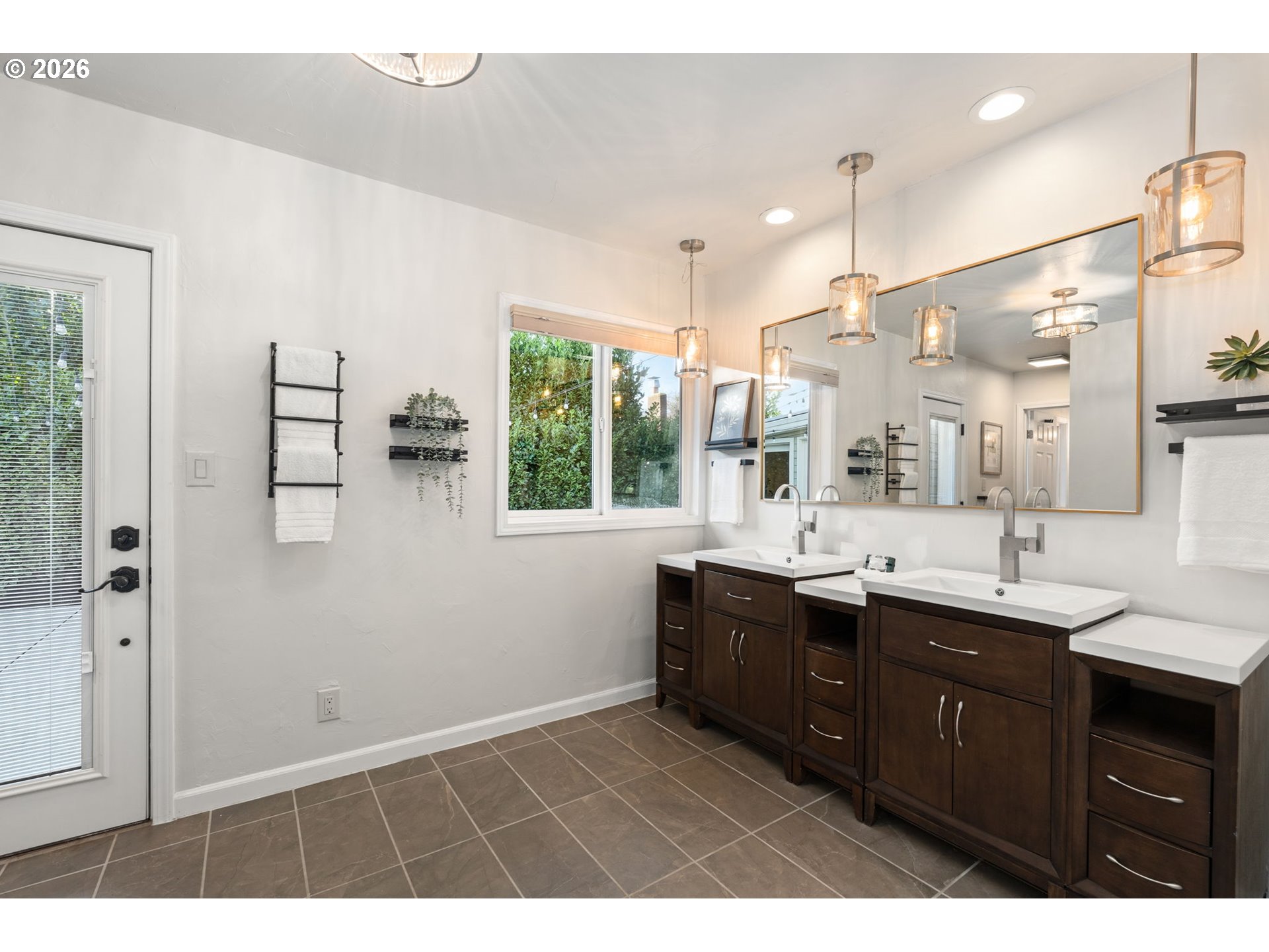 4205 SE WASHINGTON ST