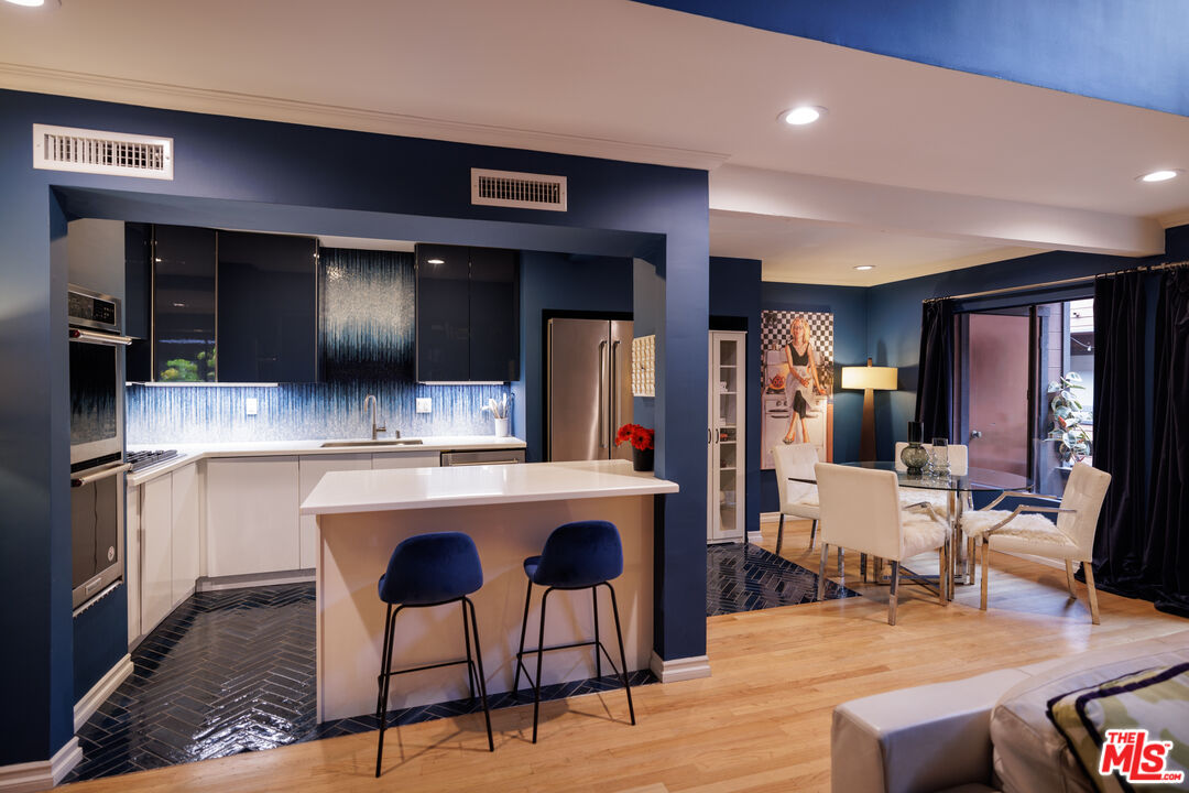 4425 Whitsett Ave Unit: 210