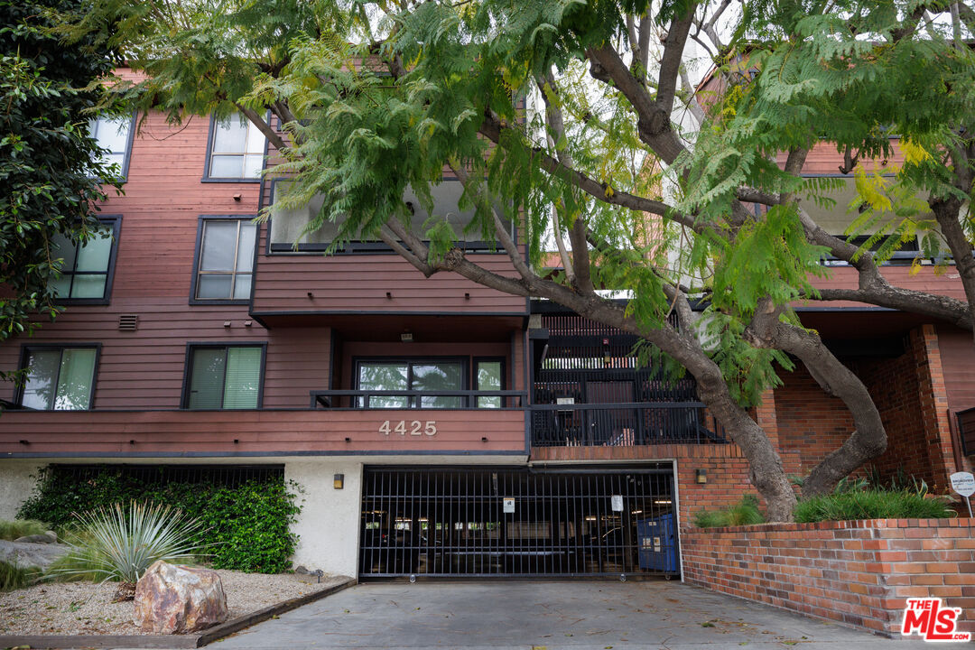 4425 Whitsett Ave Unit: 210