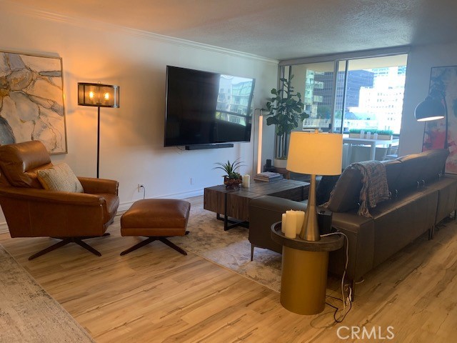600 W 9th 906