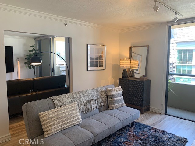 600 W 9th 906