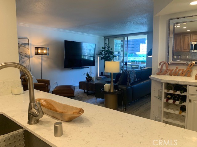 600 W 9th 906