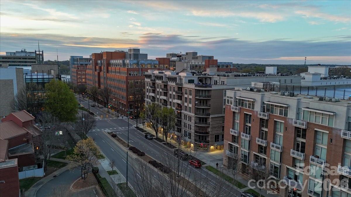 718 W Trade Street Unit: 809