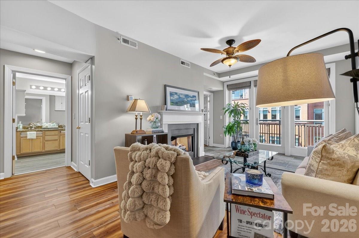 718 W Trade Street Unit: 809