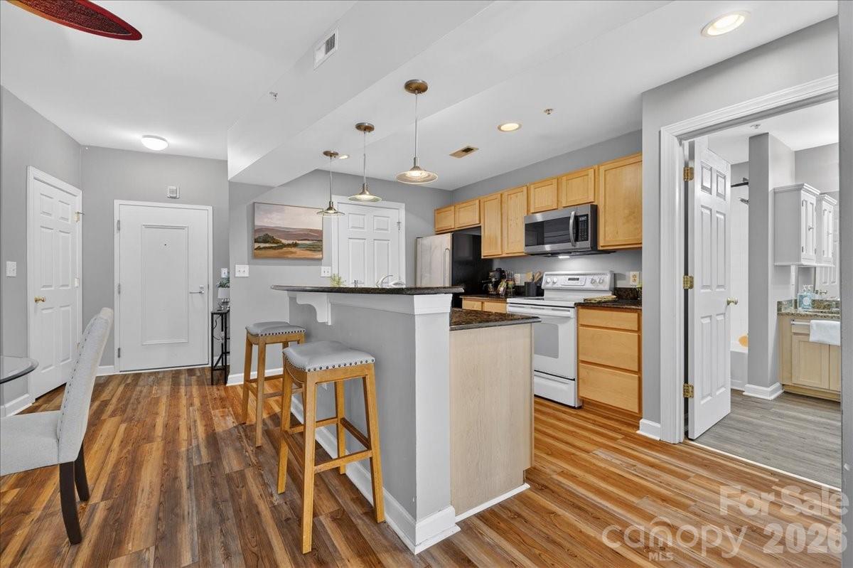 718 W Trade Street Unit: 809