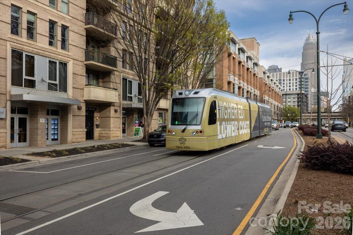 718 W Trade Street Unit: 809