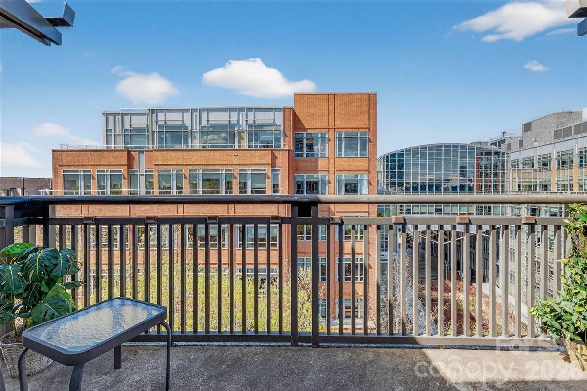 718 W Trade Street Unit: 809