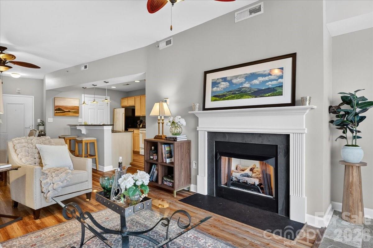 718 W Trade Street Unit: 809