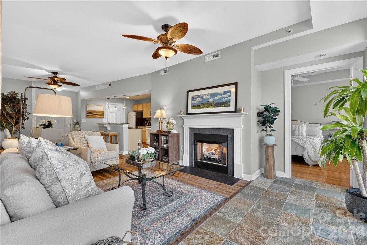 718 W Trade Street Unit: 809