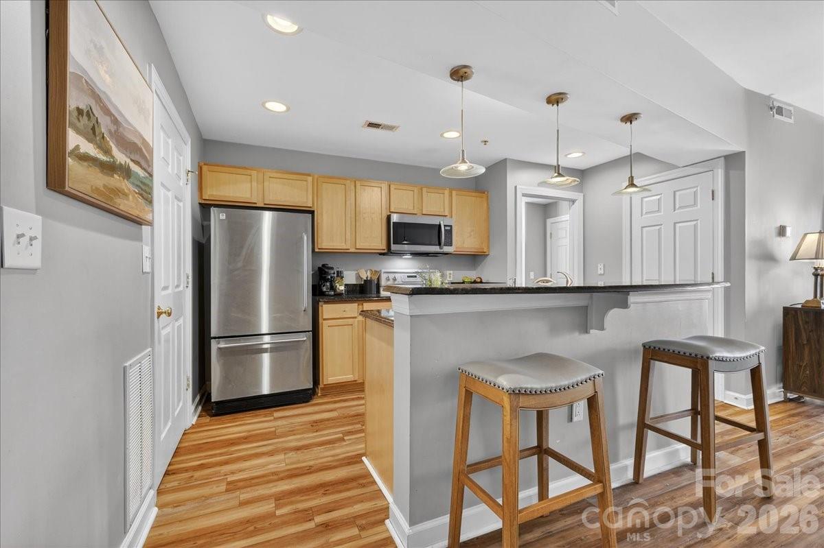 718 W Trade Street Unit: 809