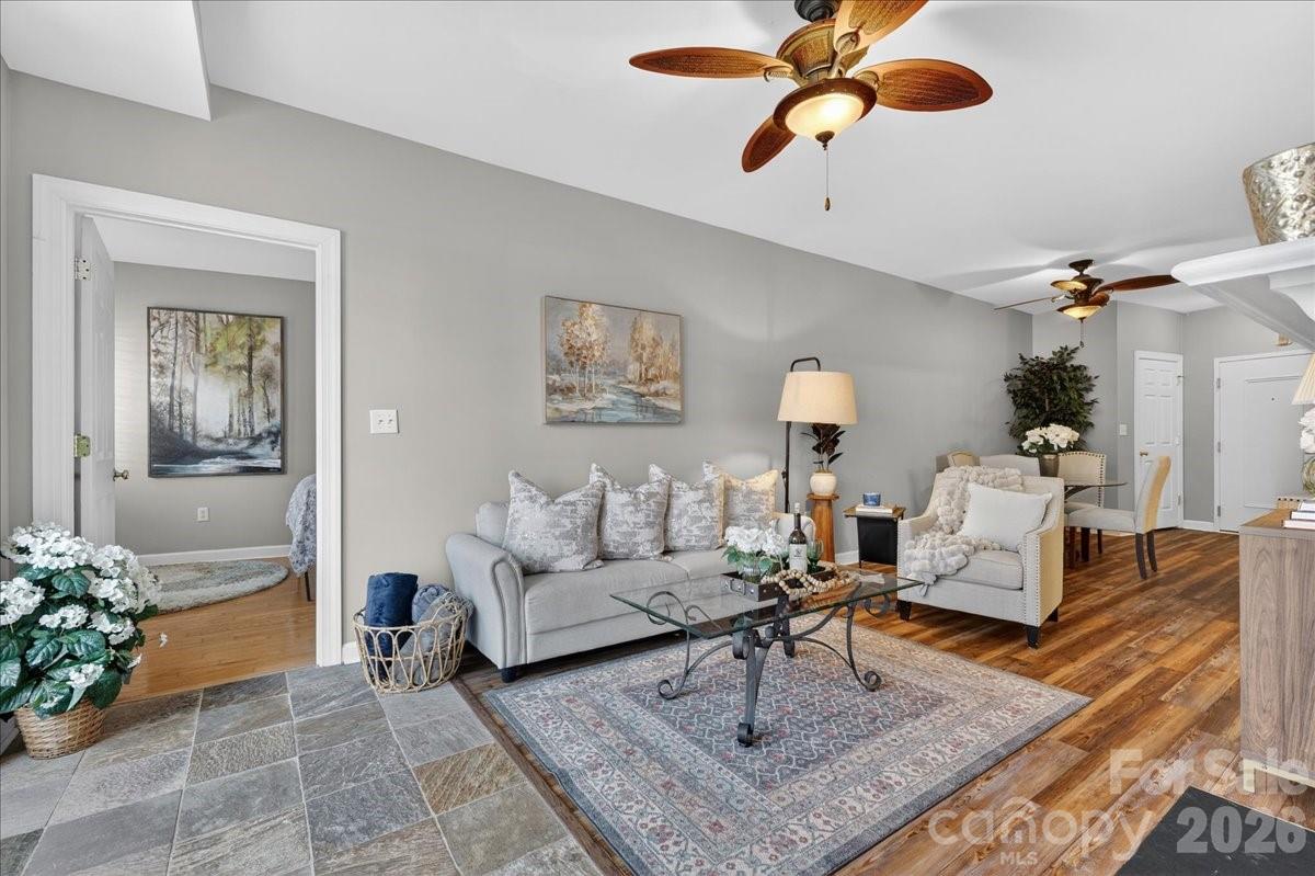 718 W Trade Street Unit: 809