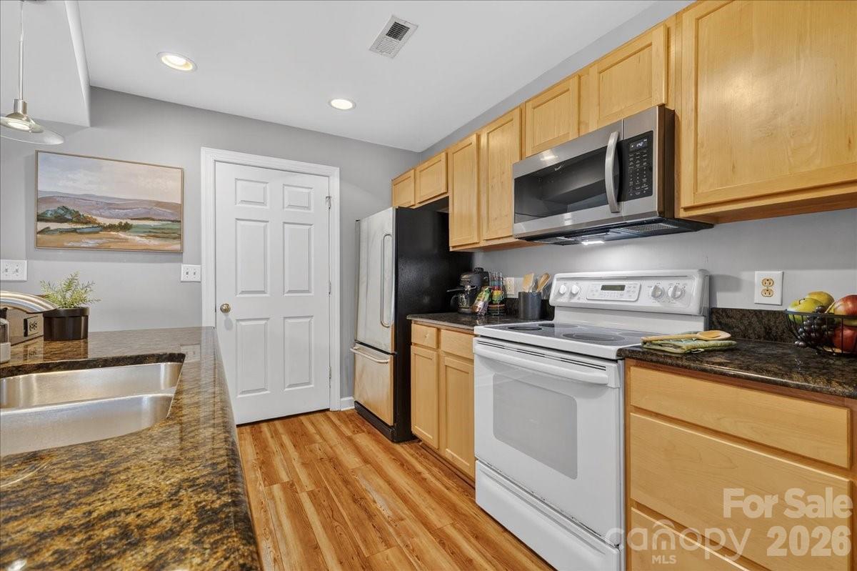 718 W Trade Street Unit: 809