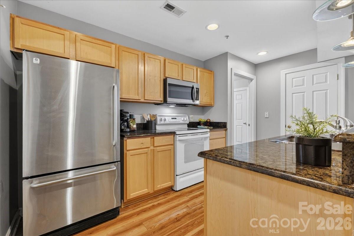 718 W Trade Street Unit: 809