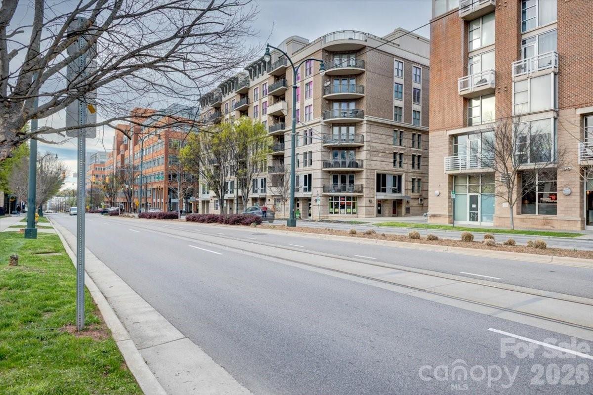 718 W Trade Street Unit: 809