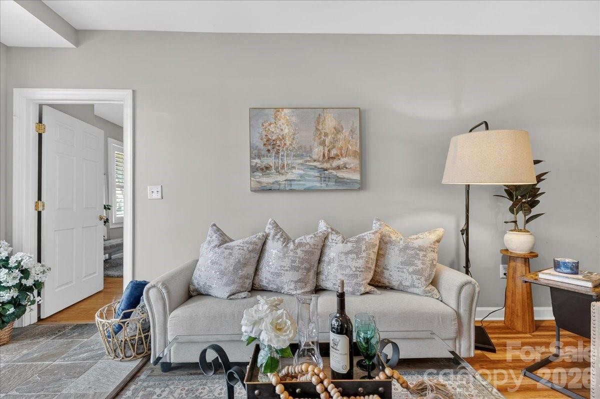 718 W Trade Street Unit: 809